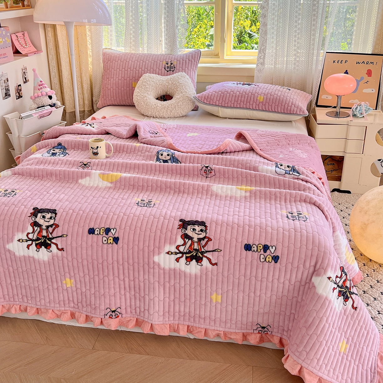 91家纺网 家纺一手货源 找家纺 梵克保罗 2025新款A类牛奶绒夹棉花边韩版印花床盖三件套加厚保暖多功能单床盖 哪吒-粉