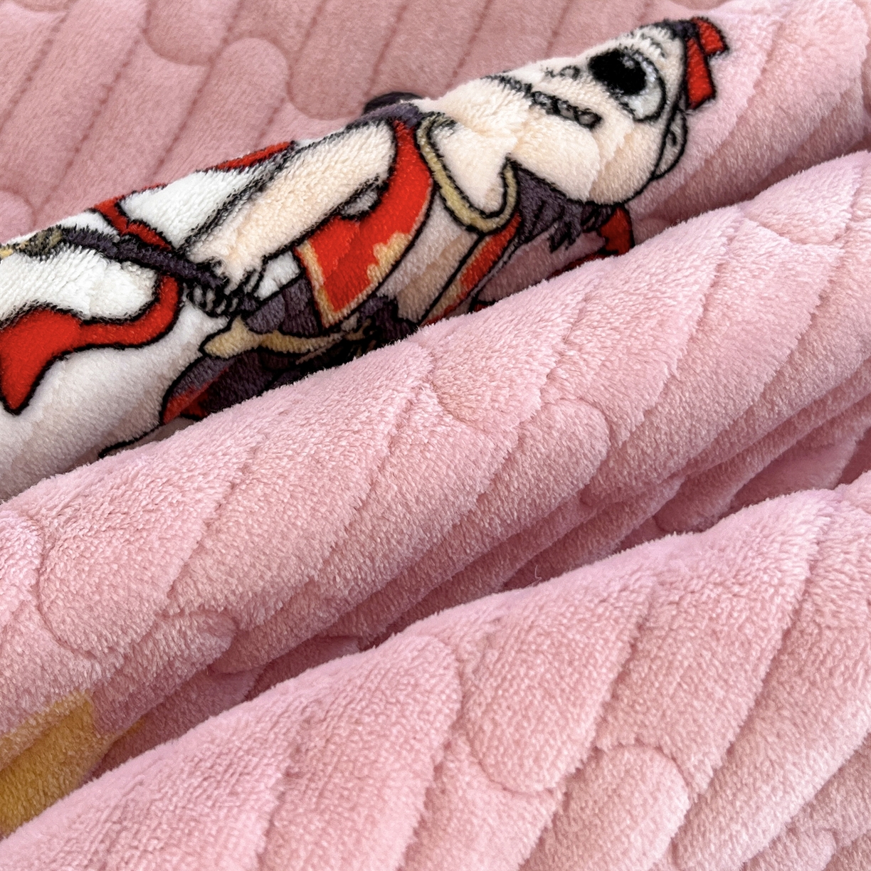 91家纺网 家纺一手货源 找家纺 梵克保罗 2025新款A类牛奶绒夹棉花边韩版印花床盖三件套加厚保暖多功能单床盖 哪吒-粉