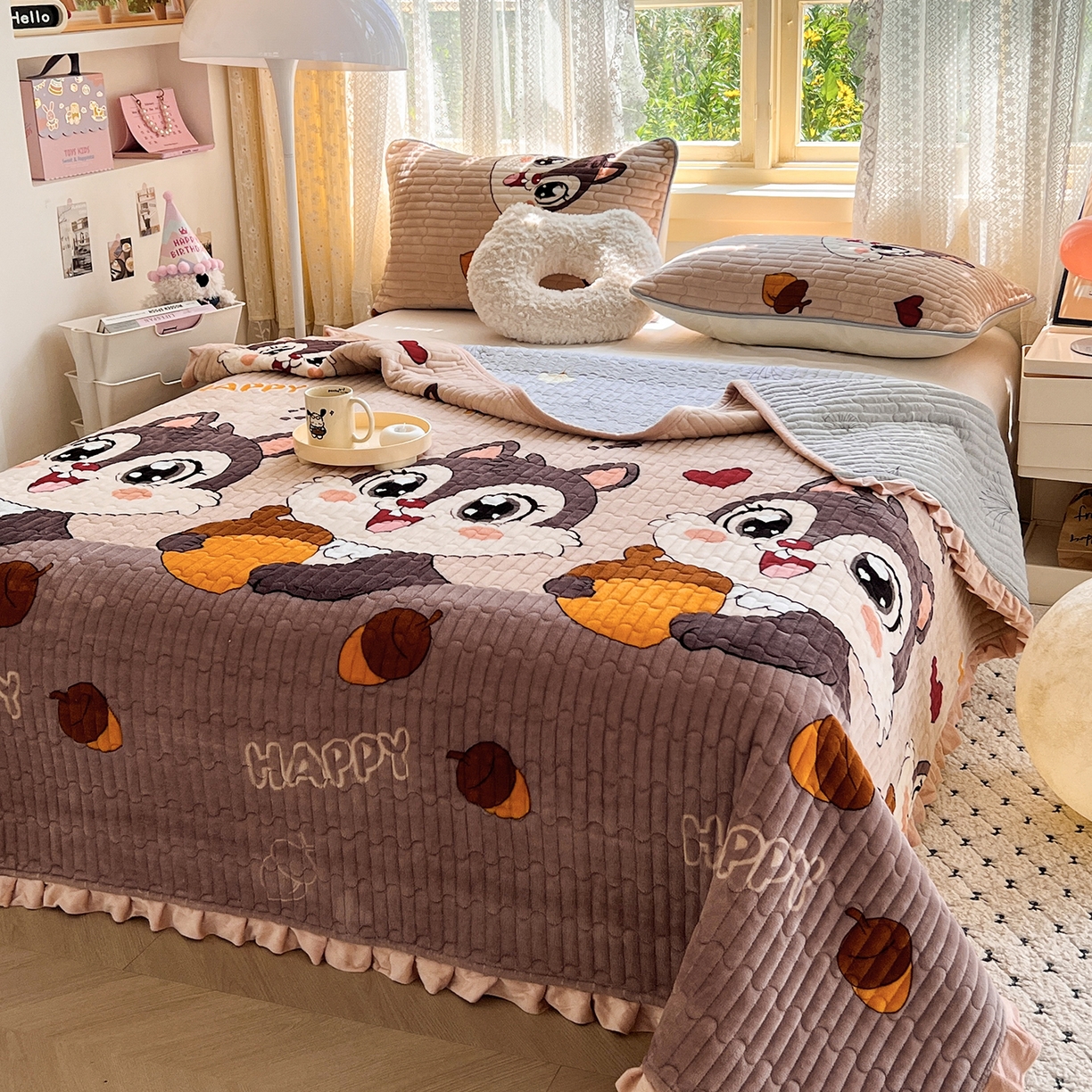 91家纺网 家纺一手货源 找家纺 梵克保罗 2025新款A类牛奶绒夹棉花边韩版印花床盖三件套加厚保暖多功能单床盖 松鼠乐园