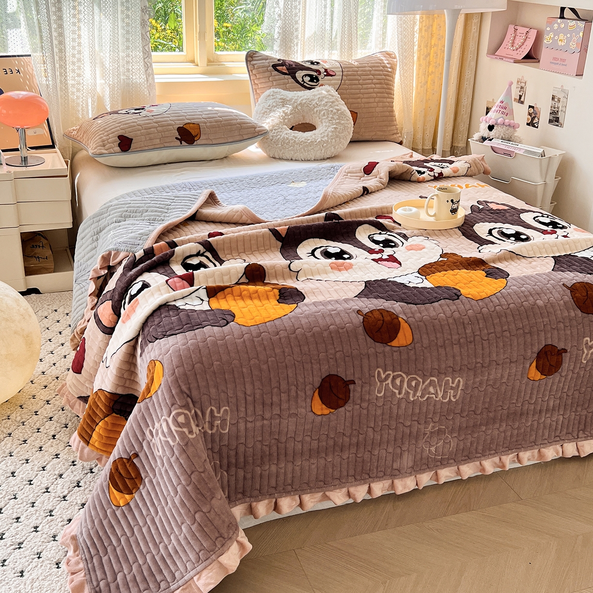 91家纺网 家纺一手货源 找家纺 梵克保罗 2025新款A类牛奶绒夹棉花边韩版印花床盖三件套加厚保暖多功能单床盖 松鼠乐园