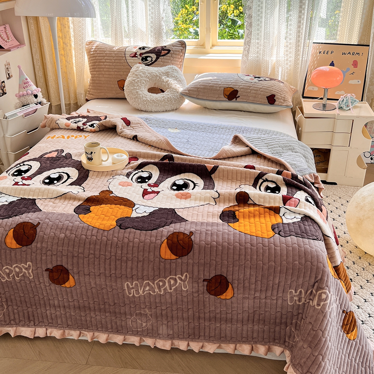 91家纺网 家纺一手货源 找家纺 梵克保罗 2025新款A类牛奶绒夹棉花边韩版印花床盖三件套加厚保暖多功能单床盖 松鼠乐园