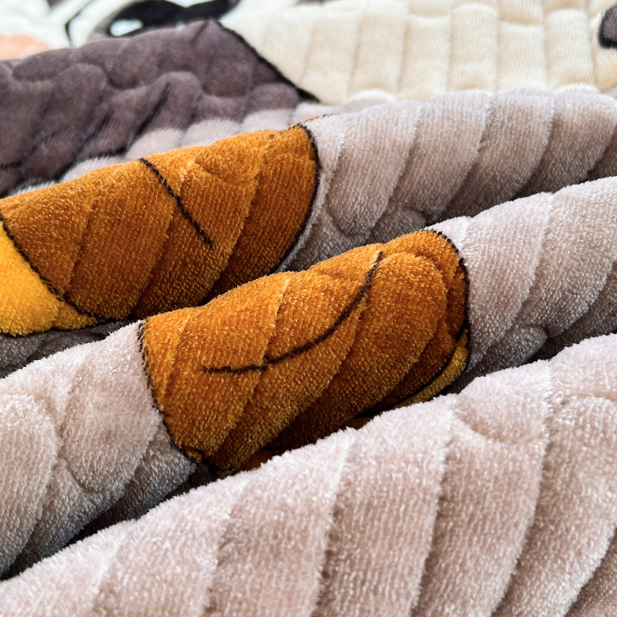 91家纺网 家纺一手货源 找家纺 梵克保罗 2025新款A类牛奶绒夹棉花边韩版印花床盖三件套加厚保暖多功能单床盖 松鼠乐园