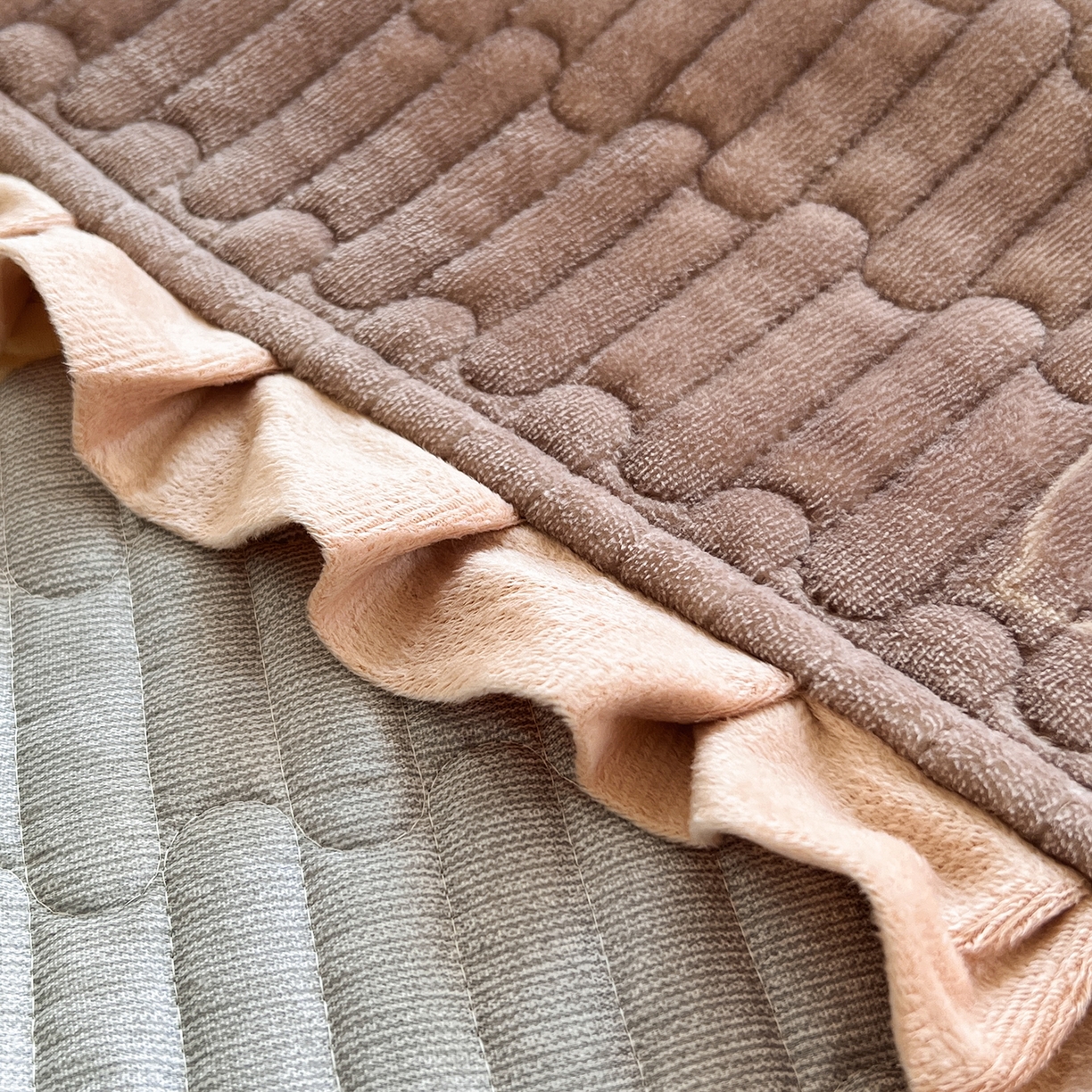 91家纺网 家纺一手货源 找家纺 梵克保罗 2025新款A类牛奶绒夹棉花边韩版印花床盖三件套加厚保暖多功能单床盖 松鼠乐园