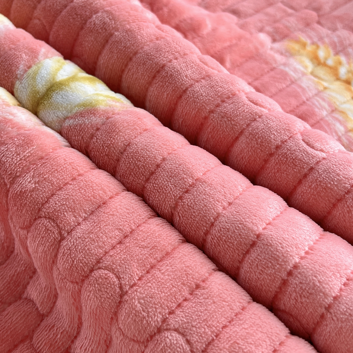 91家纺网 家纺一手货源 找家纺 梵克保罗 2025新款A类牛奶绒夹棉花边韩版印花床盖三件套加厚保暖多功能单床盖 穗穗平安