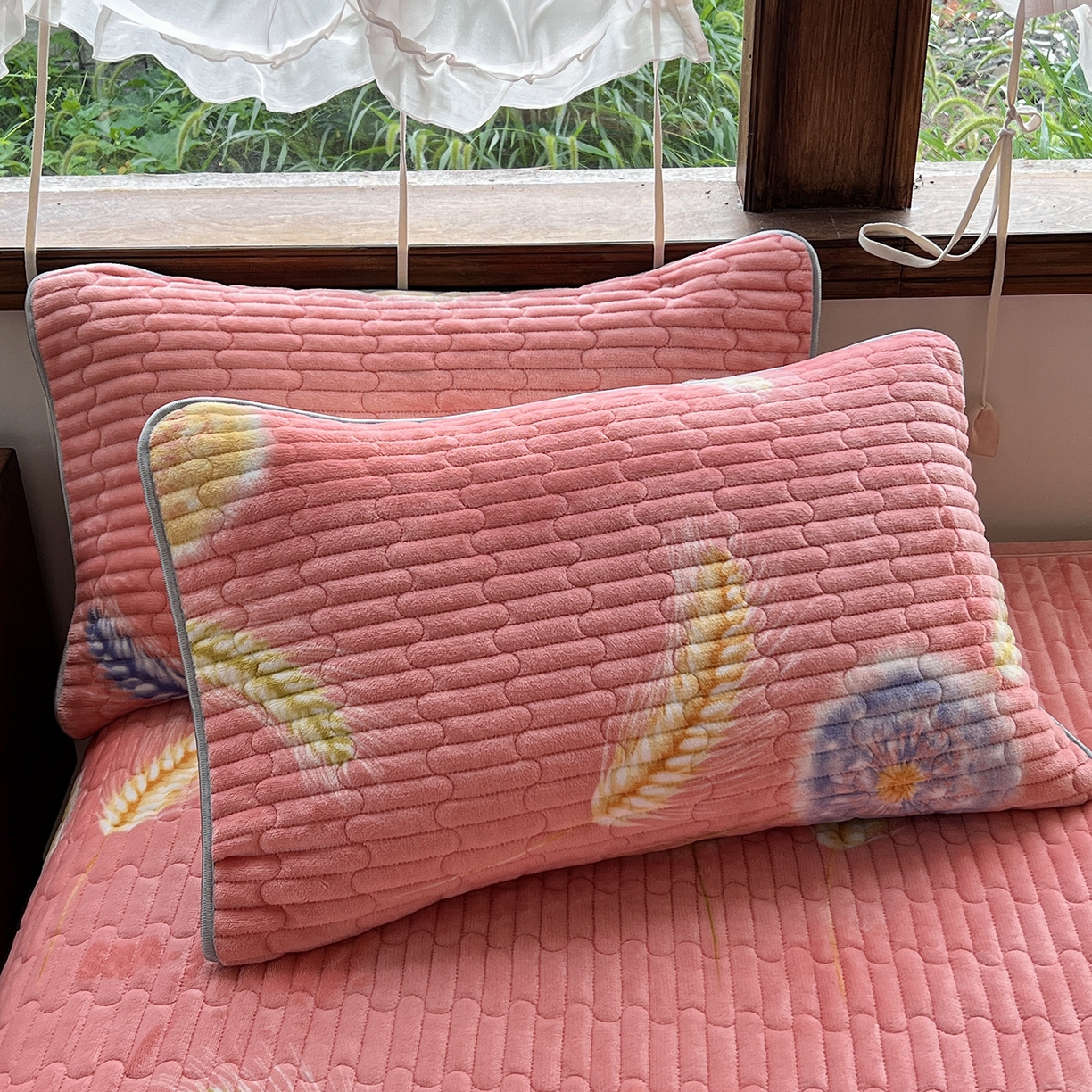 91家纺网 家纺一手货源 找家纺 梵克保罗 2025新款A类牛奶绒夹棉花边韩版印花床盖三件套加厚保暖多功能单床盖 穗穗平安