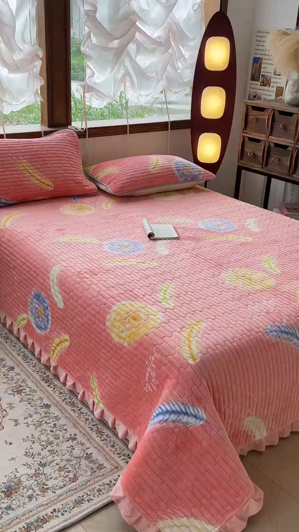 91家纺网 家纺一手货源 找家纺 梵克保罗 2025新款A类牛奶绒夹棉花边韩版印花床盖三件套加厚保暖多功能单床盖 穗穗平安