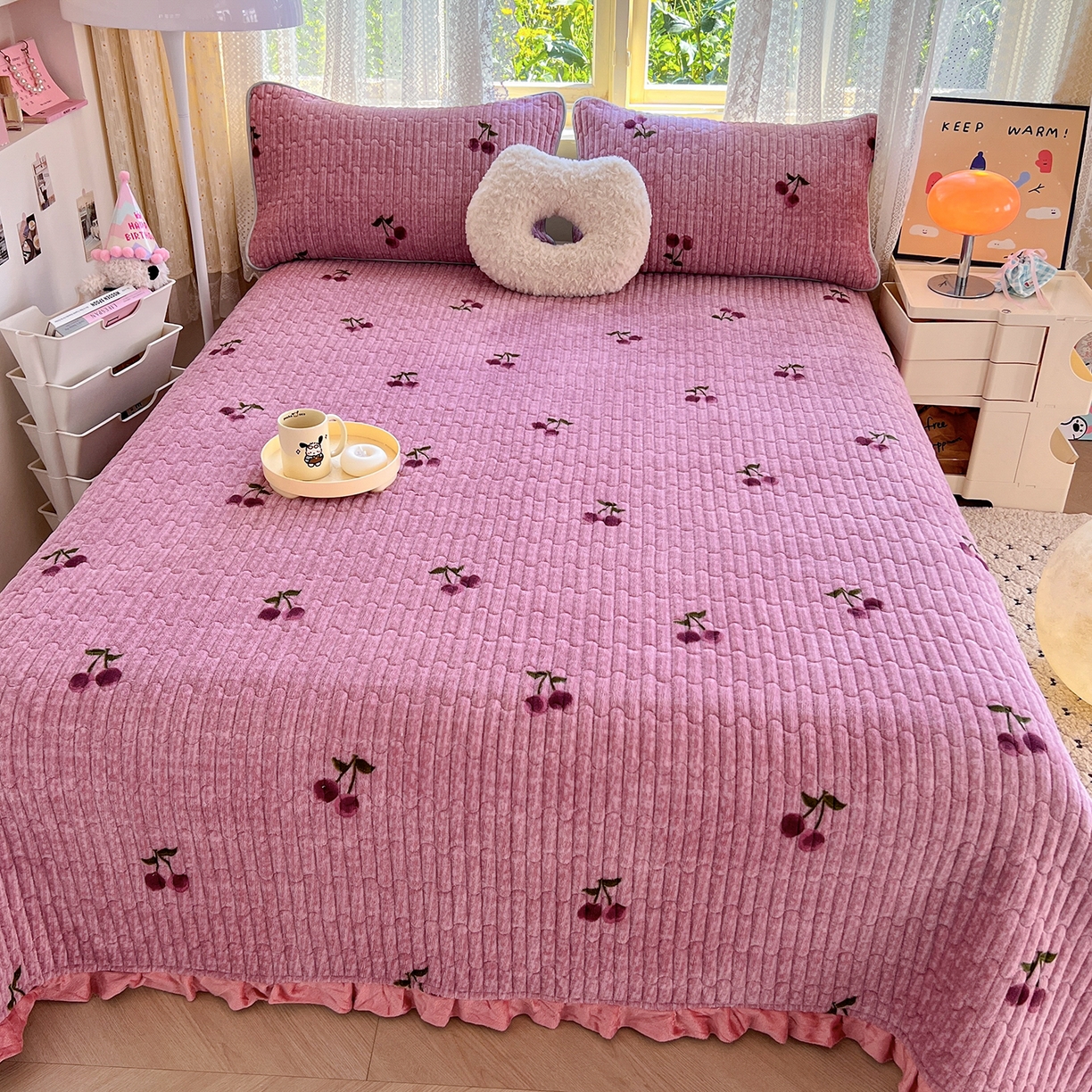 91家纺网 家纺一手货源 找家纺 梵克保罗 2025新款A类牛奶绒夹棉花边韩版印花床盖三件套加厚保暖多功能单床盖 甜心樱桃