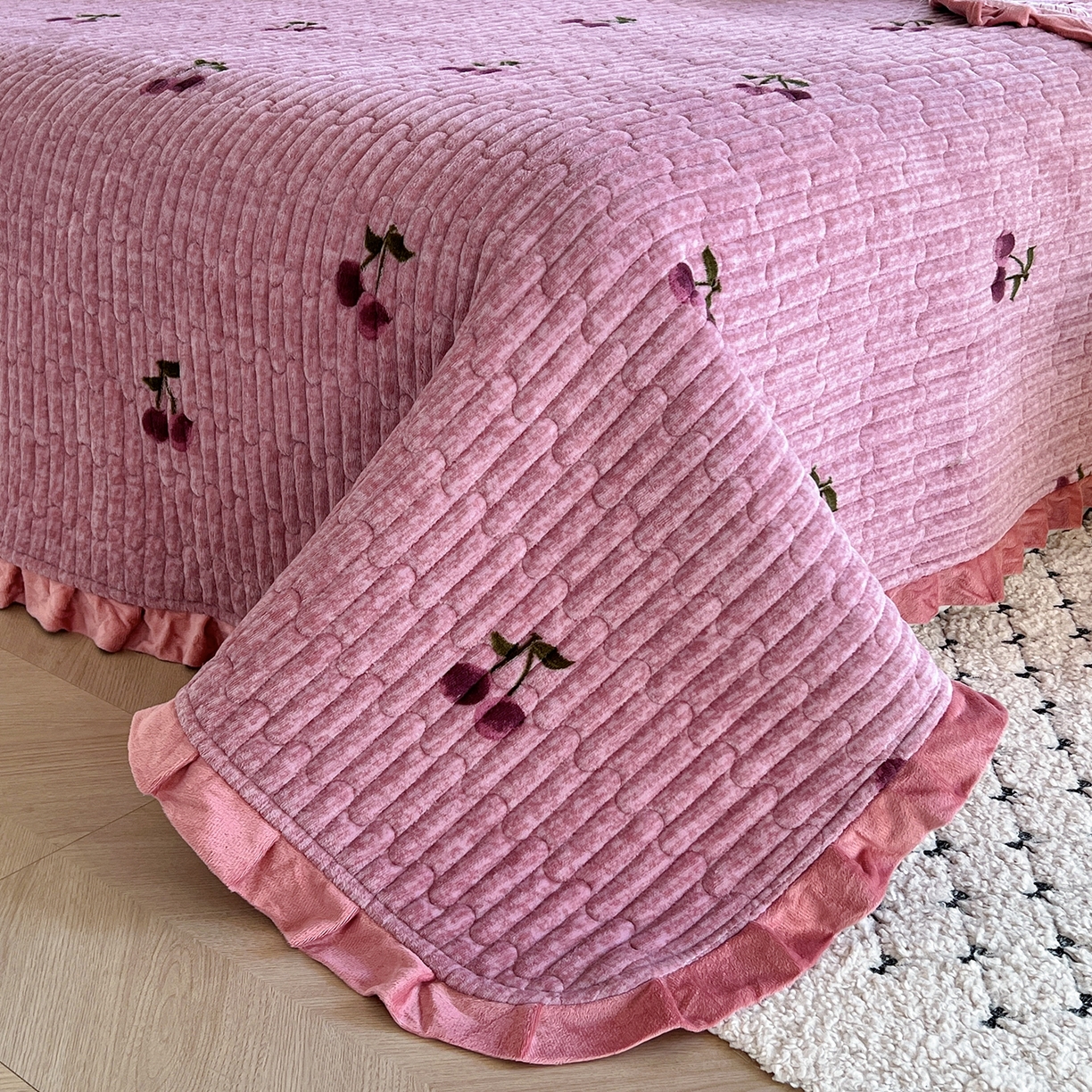 91家纺网 家纺一手货源 找家纺 梵克保罗 2025新款A类牛奶绒夹棉花边韩版印花床盖三件套加厚保暖多功能单床盖 甜心樱桃