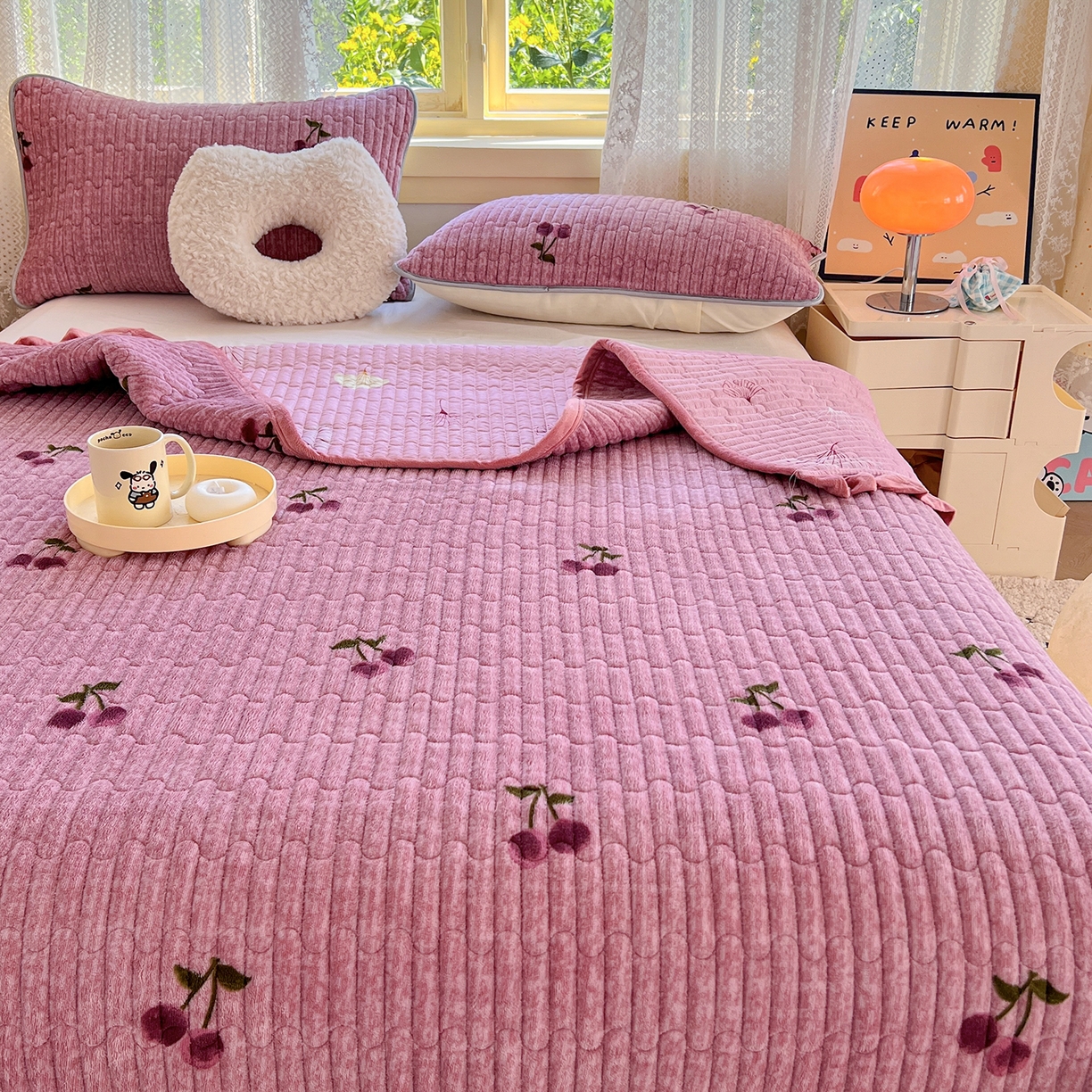 91家纺网 家纺一手货源 找家纺 梵克保罗 2025新款A类牛奶绒夹棉花边韩版印花床盖三件套加厚保暖多功能单床盖 甜心樱桃