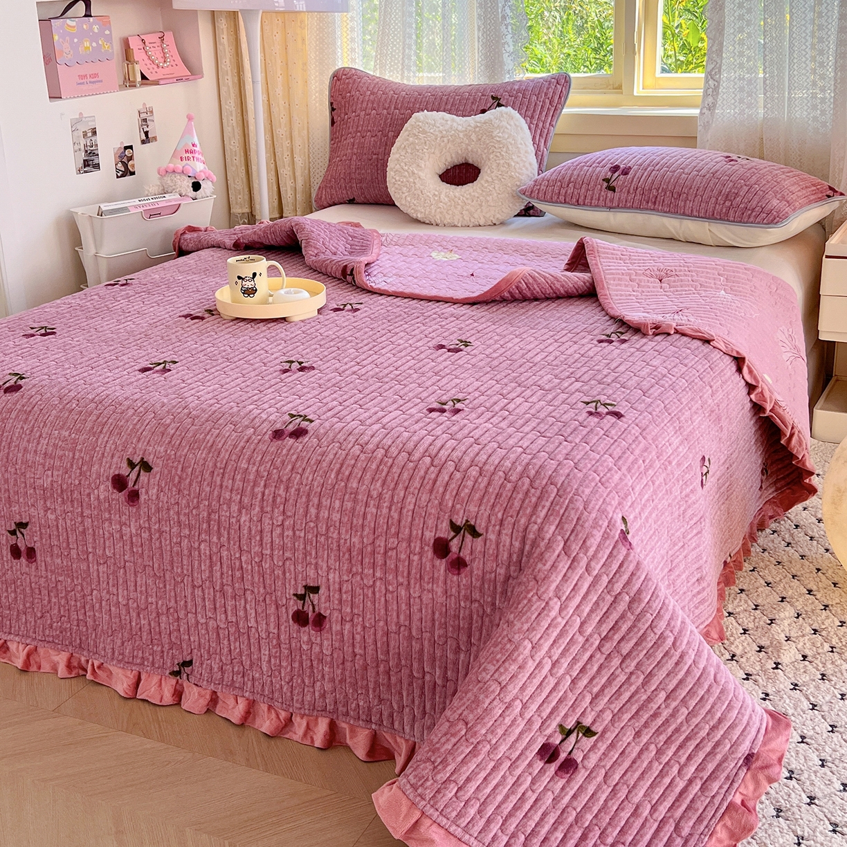 91家纺网 家纺一手货源 找家纺 梵克保罗 2025新款A类牛奶绒夹棉花边韩版印花床盖三件套加厚保暖多功能单床盖 甜心樱桃