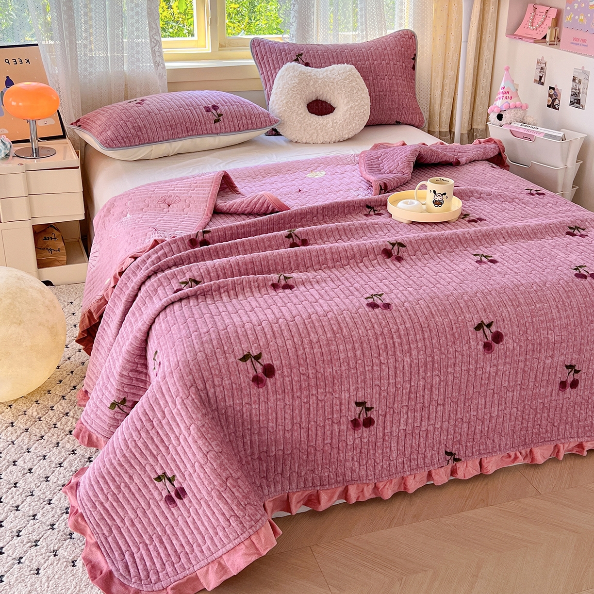 91家纺网 家纺一手货源 找家纺 梵克保罗 2025新款A类牛奶绒夹棉花边韩版印花床盖三件套加厚保暖多功能单床盖 甜心樱桃