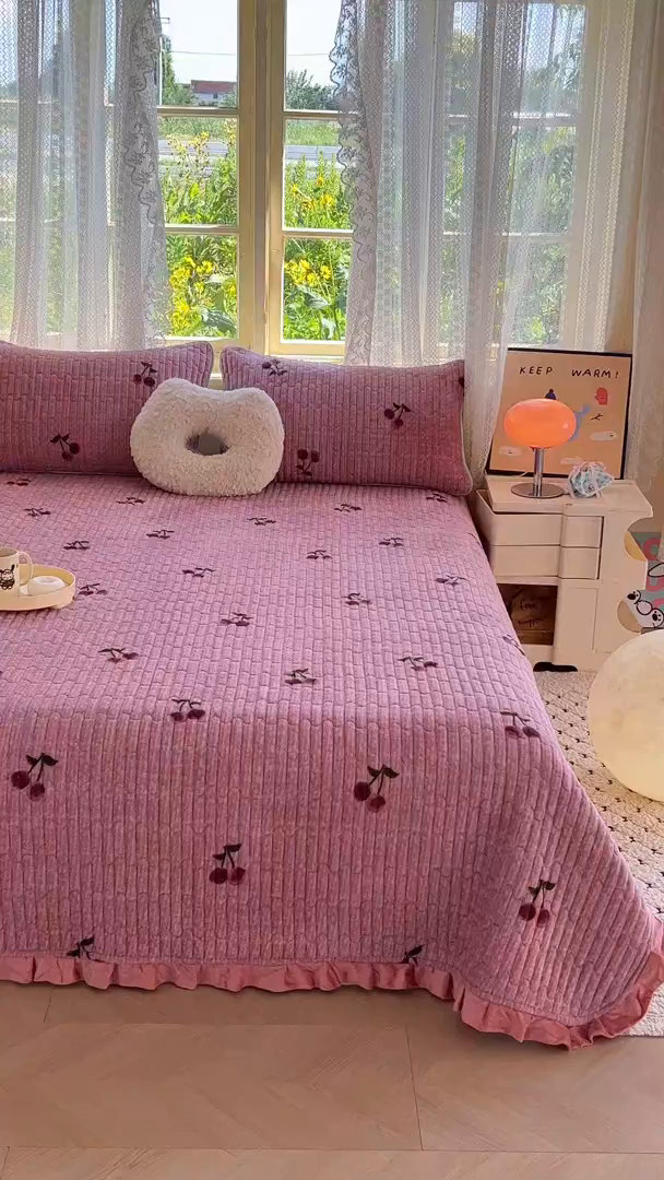 91家纺网 家纺一手货源 找家纺 梵克保罗 2025新款A类牛奶绒夹棉花边韩版印花床盖三件套加厚保暖多功能单床盖 甜心樱桃