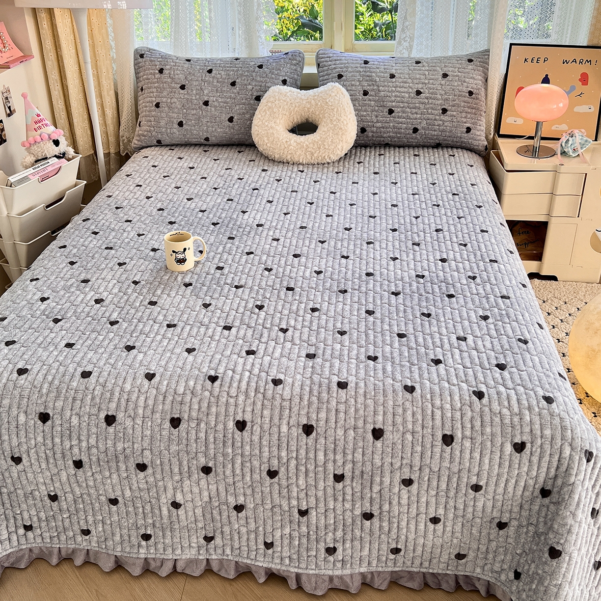 91家纺网 家纺一手货源 找家纺 梵克保罗 2025新款A类牛奶绒夹棉花边韩版印花床盖三件套加厚保暖多功能单床盖 心心相印