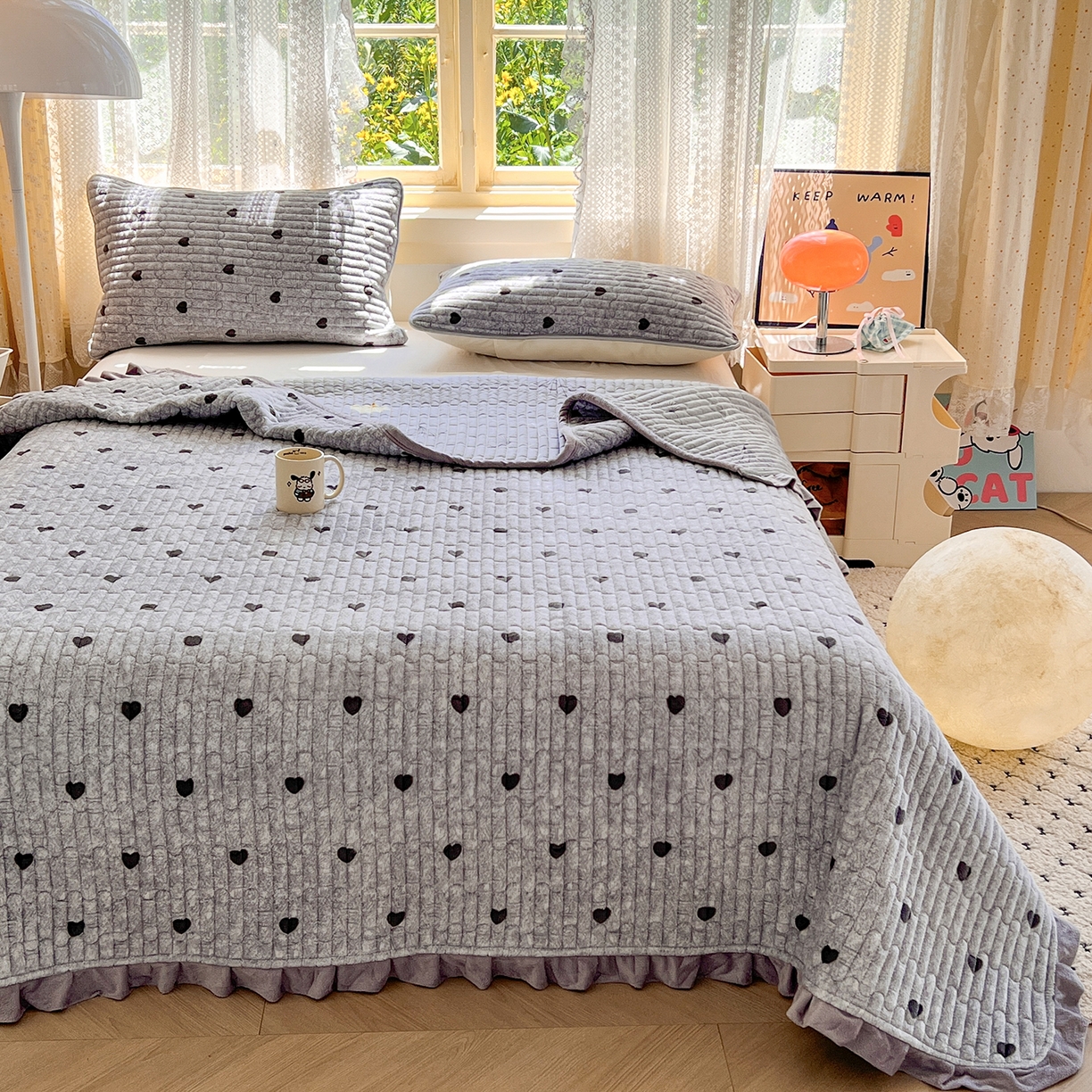 91家纺网 家纺一手货源 找家纺 梵克保罗 2025新款A类牛奶绒夹棉花边韩版印花床盖三件套加厚保暖多功能单床盖 心心相印