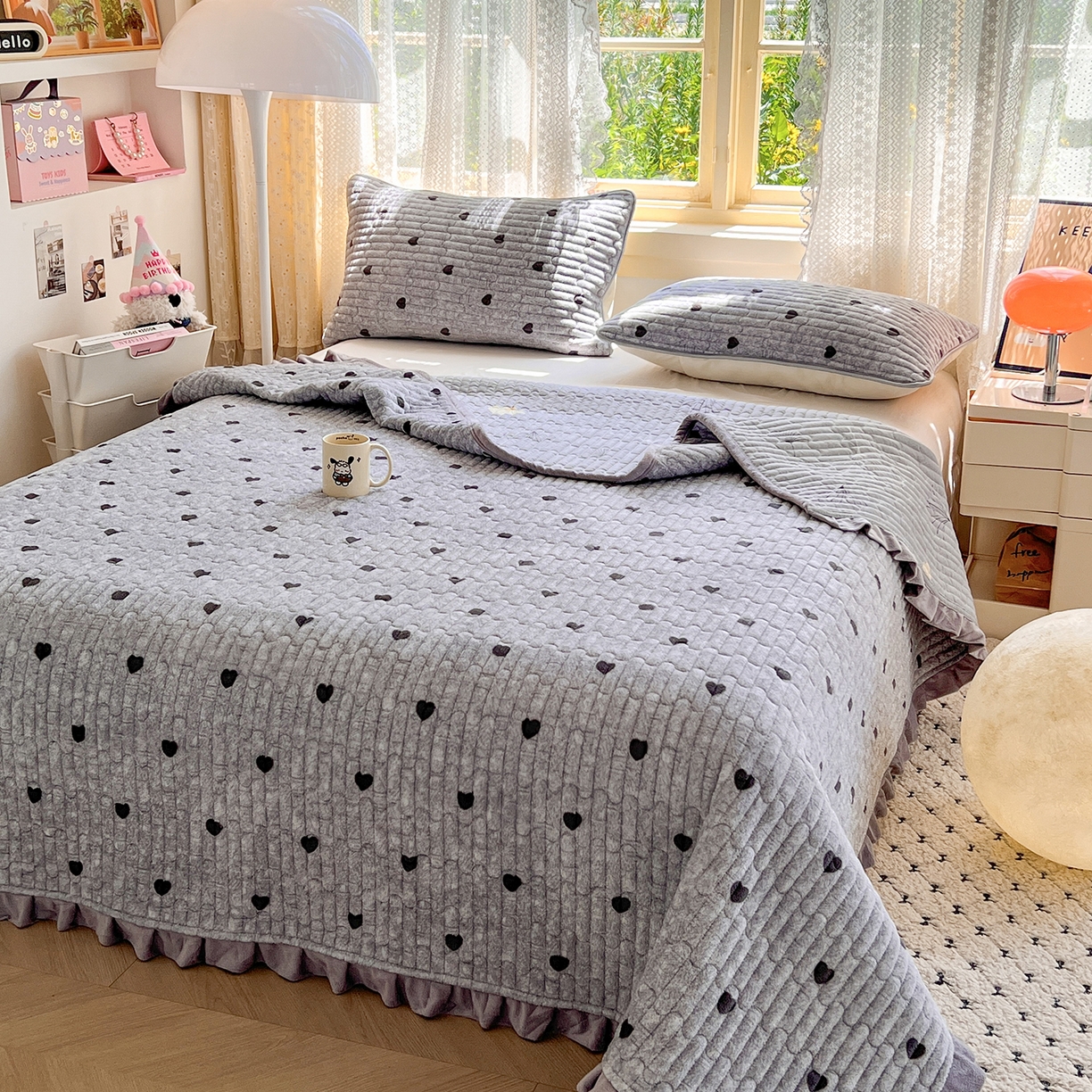 91家纺网 家纺一手货源 找家纺 梵克保罗 2025新款A类牛奶绒夹棉花边韩版印花床盖三件套加厚保暖多功能单床盖 心心相印