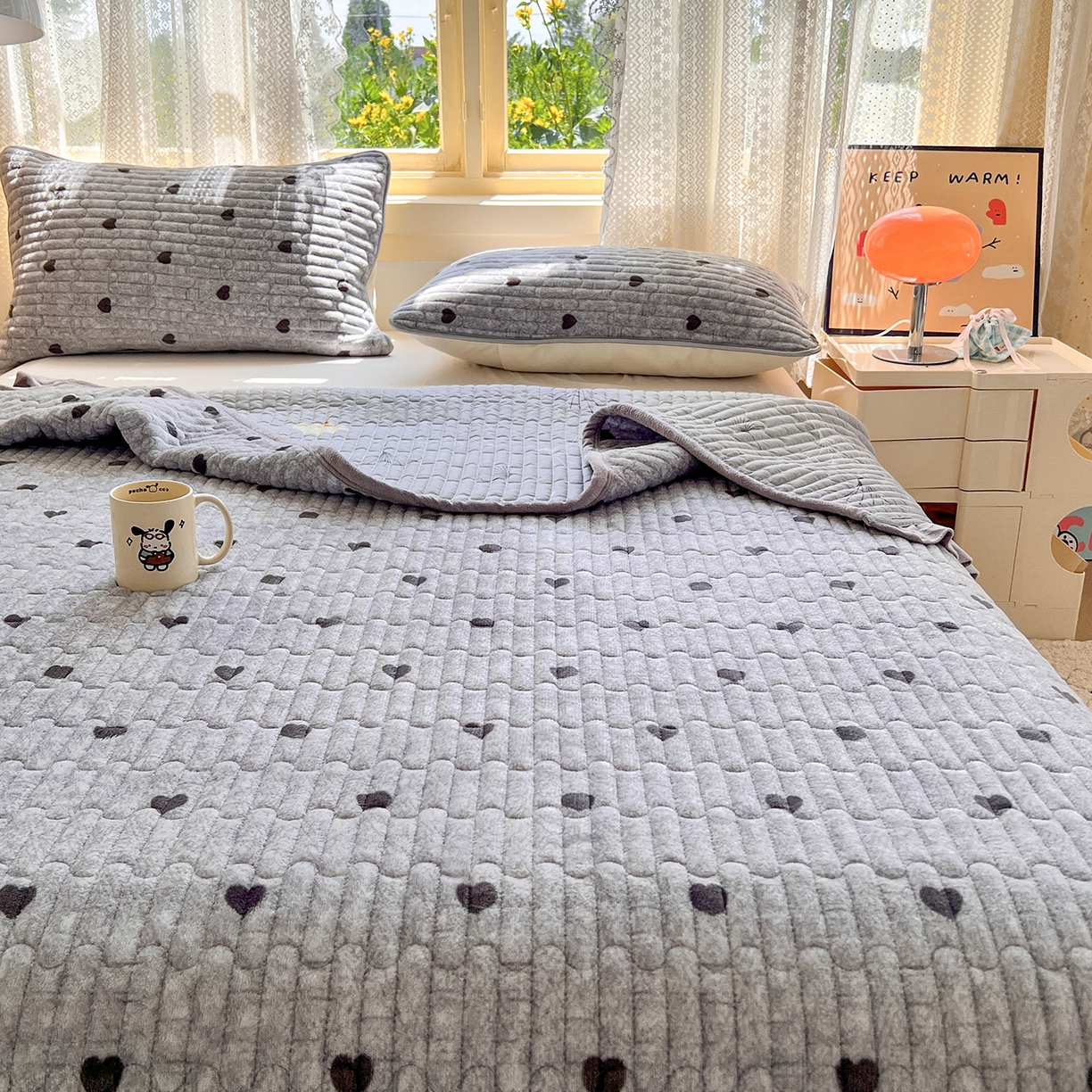 91家纺网 家纺一手货源 找家纺 梵克保罗 2025新款A类牛奶绒夹棉花边韩版印花床盖三件套加厚保暖多功能单床盖 心心相印