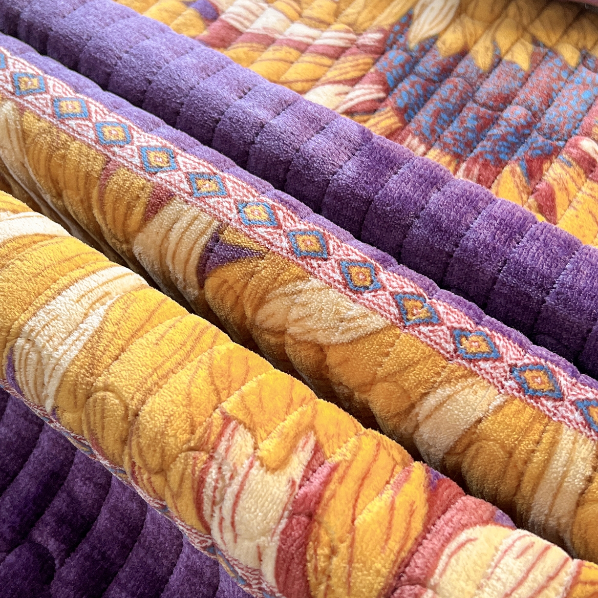 91家纺网 家纺一手货源 找家纺 梵克保罗 2025新款A类牛奶绒夹棉花边韩版印花床盖三件套加厚保暖多功能单床盖 一举夺葵