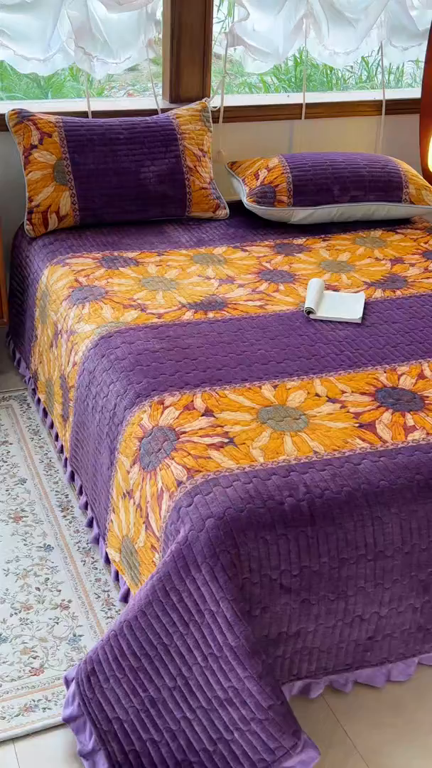 91家纺网 家纺一手货源 找家纺 梵克保罗 2025新款A类牛奶绒夹棉花边韩版印花床盖三件套加厚保暖多功能单床盖 一举夺葵