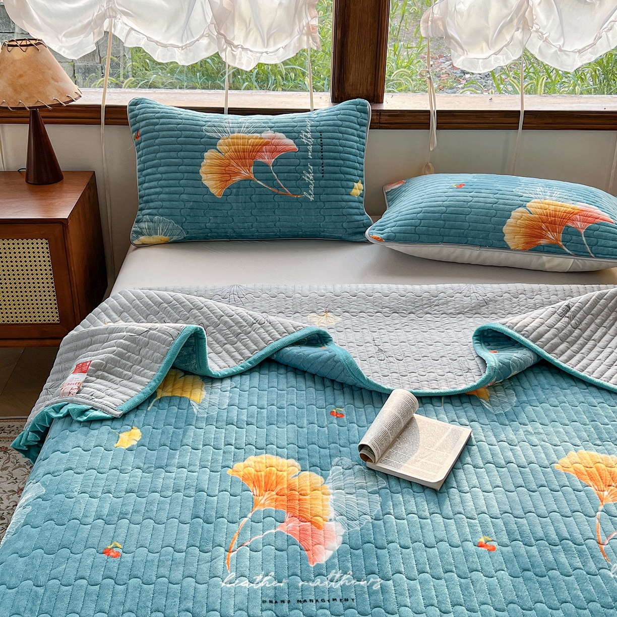 91家纺网 家纺一手货源 找家纺 梵克保罗 2025新款A类牛奶绒夹棉花边韩版印花床盖三件套加厚保暖多功能单床盖 银杏叶-蓝