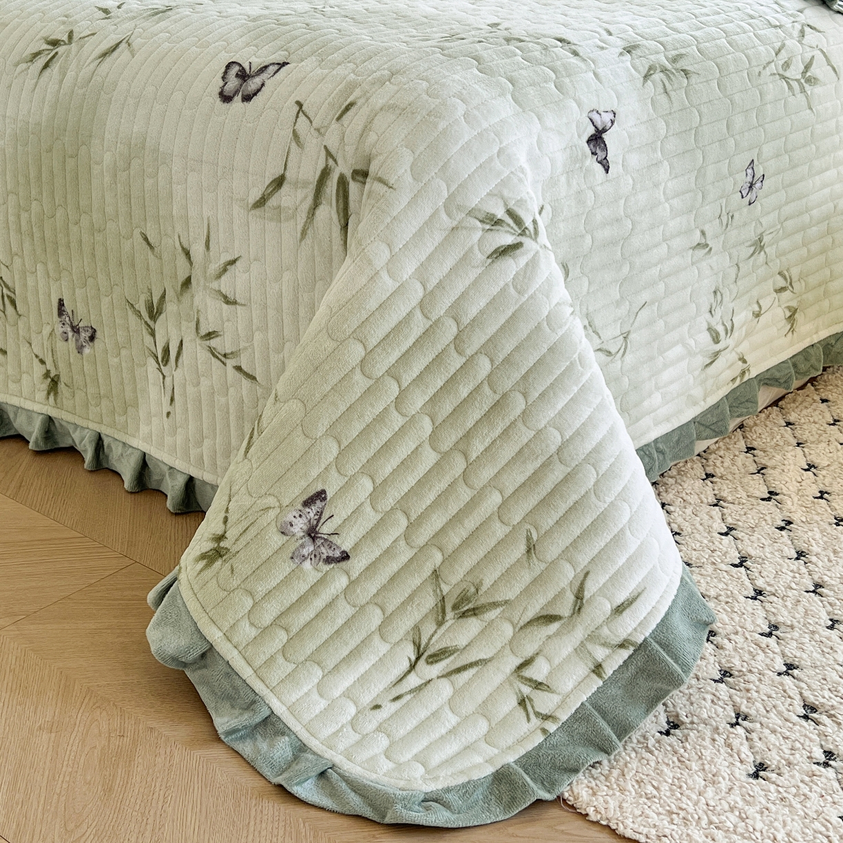 91家纺网 家纺一手货源 找家纺 梵克保罗 2025新款A类牛奶绒夹棉花边韩版印花床盖三件套加厚保暖多功能单床盖 竹叶蝴蝶