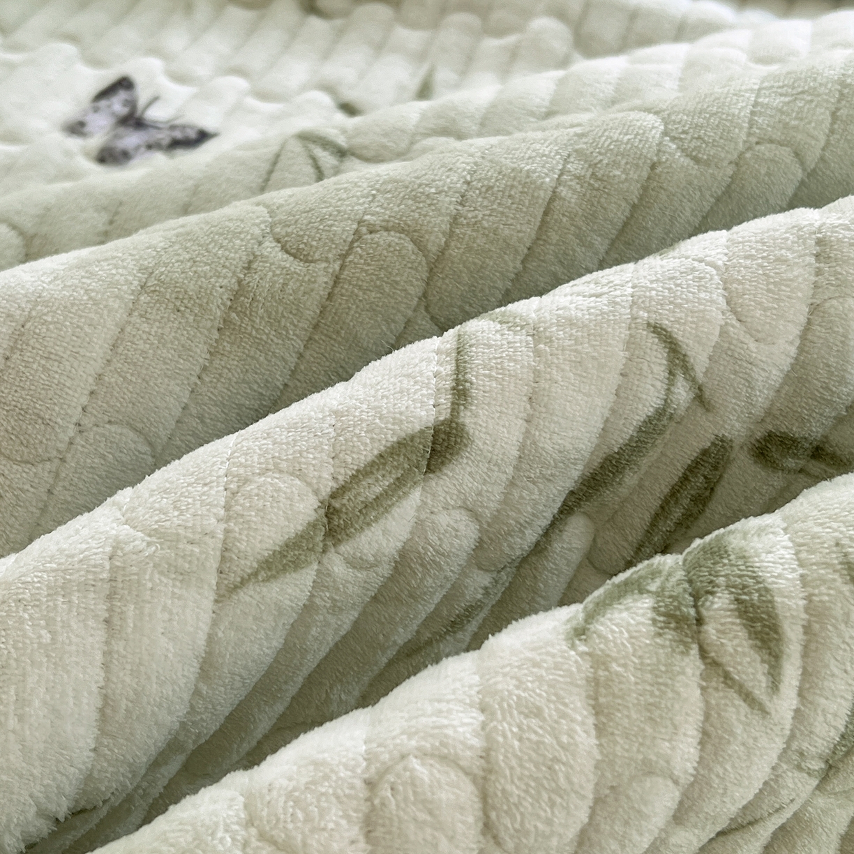 91家纺网 家纺一手货源 找家纺 梵克保罗 2025新款A类牛奶绒夹棉花边韩版印花床盖三件套加厚保暖多功能单床盖 竹叶蝴蝶