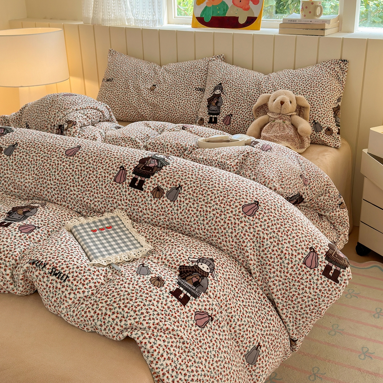 91家纺网 家纺一手货源 找家纺 丽美人家纺 （全尺寸不缺货）2025新款双面高克重牛奶绒被套单件被罩 春日女孩