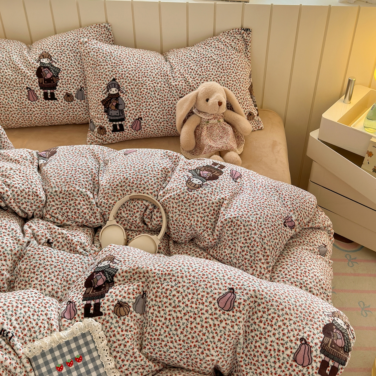 91家纺网 家纺一手货源 找家纺 丽美人家纺 （全尺寸不缺货）2025新款双面高克重牛奶绒被套单件被罩 春日女孩