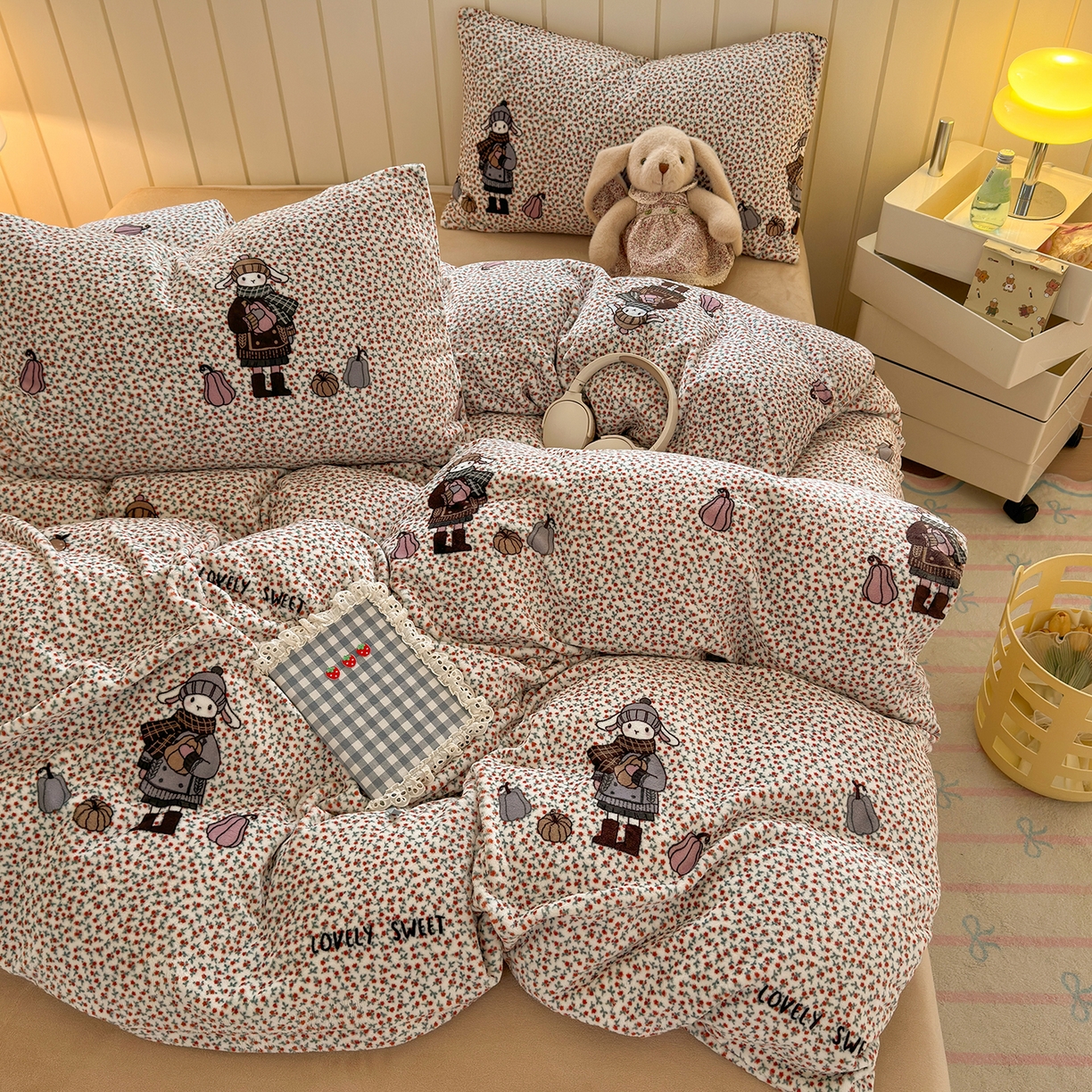 91家纺网 家纺一手货源 找家纺 丽美人家纺 （全尺寸不缺货）2025新款双面高克重牛奶绒被套单件被罩 春日女孩