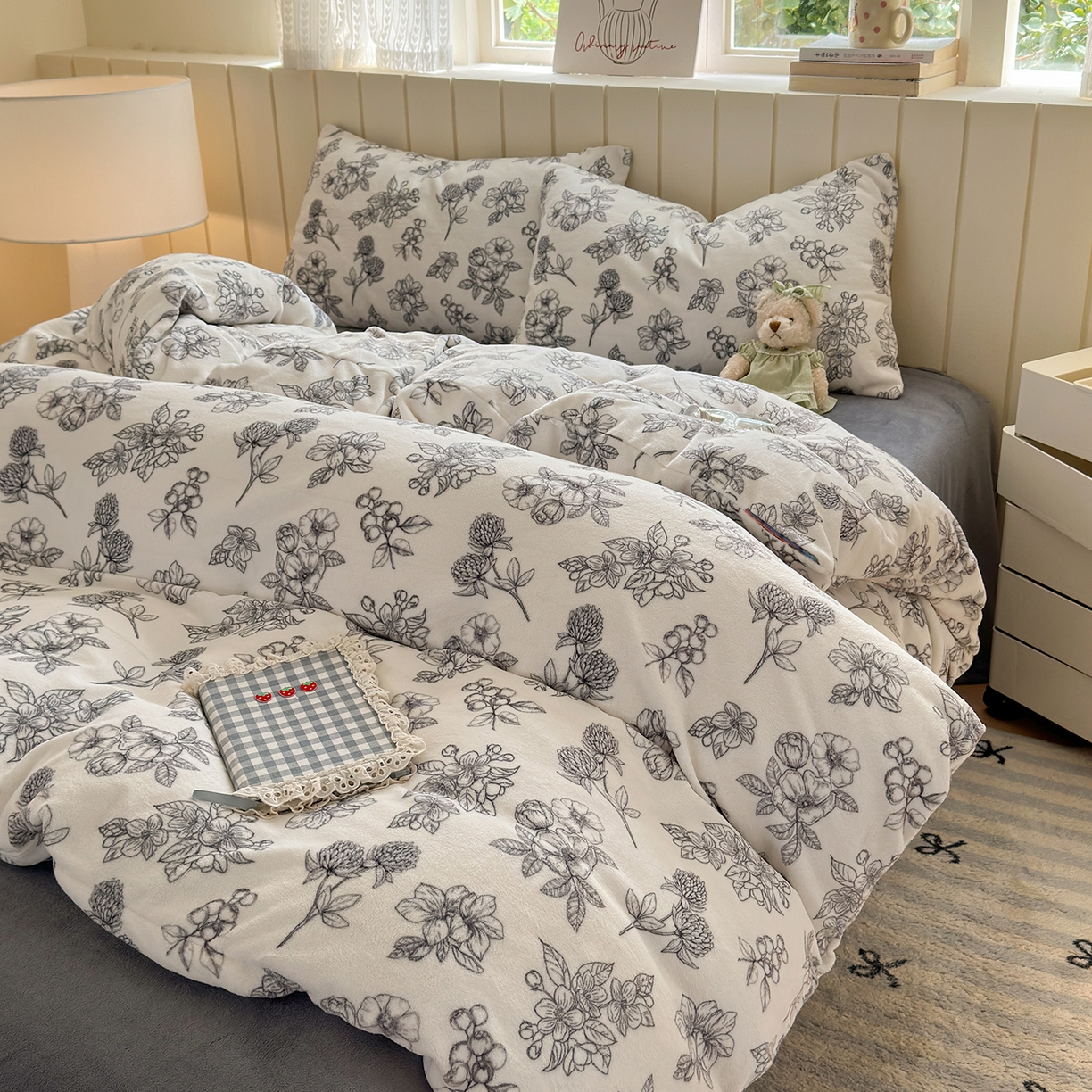 91家纺网 家纺一手货源 找家纺 丽美人家纺 （全尺寸不缺货）2025新款双面高克重牛奶绒被套单件被罩 复古山茶花