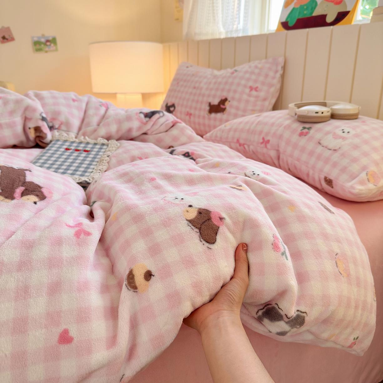 91家纺网 家纺一手货源 找家纺 丽美人家纺 （全尺寸不缺货）2025新款双面高克重牛奶绒被套单件被罩 格子小狗