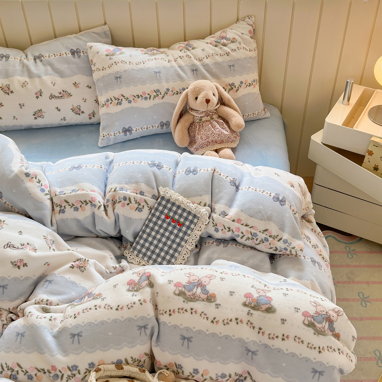 91家纺网 家纺一手货源 找家纺 丽美人家纺 （全尺寸不缺货）2025新款双面高克重牛奶绒被套单件被罩 花边小兔