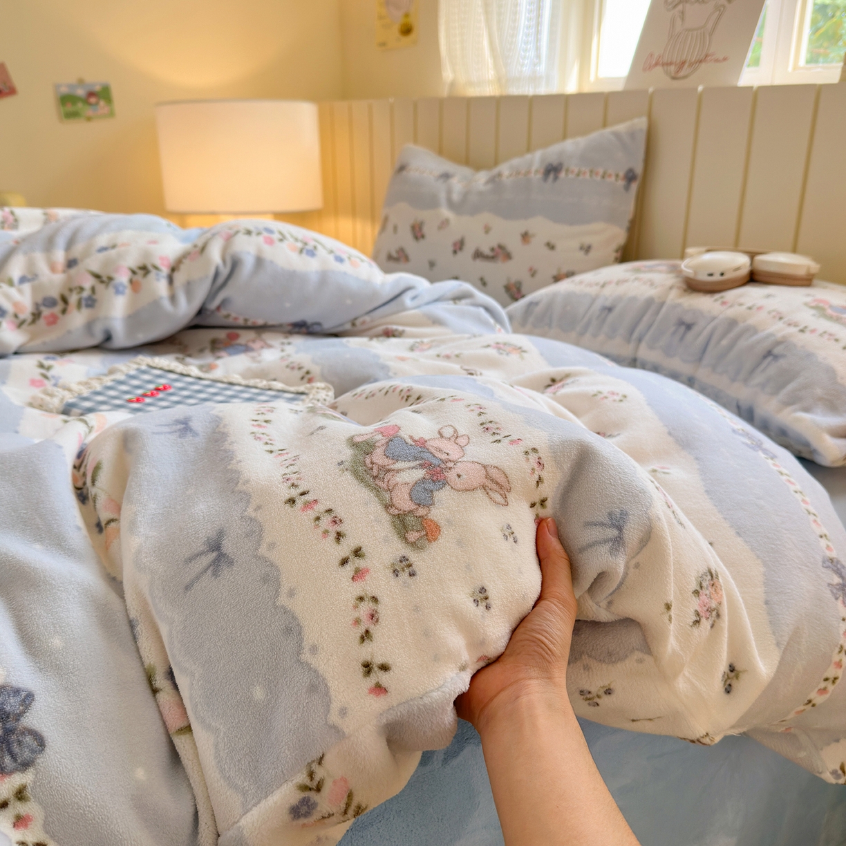 91家纺网 家纺一手货源 找家纺 丽美人家纺 （全尺寸不缺货）2025新款双面高克重牛奶绒被套单件被罩 花边小兔