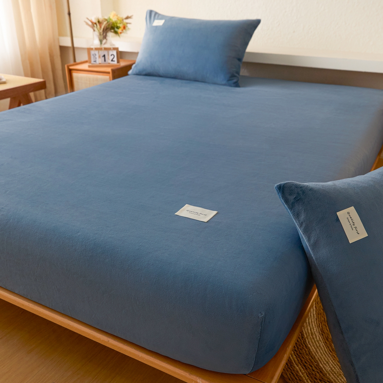 91家纺网 家纺一手货源 找家纺 梵克保罗 2025新款牛奶绒单床笠系列 宾利蓝