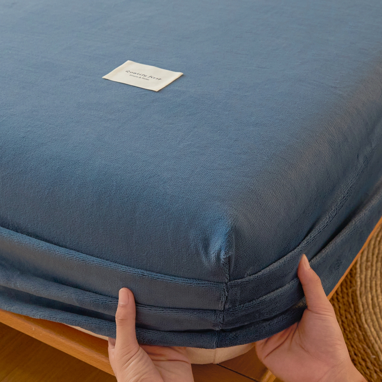 91家纺网 家纺一手货源 找家纺 梵克保罗 2025新款牛奶绒单床笠系列 宾利蓝