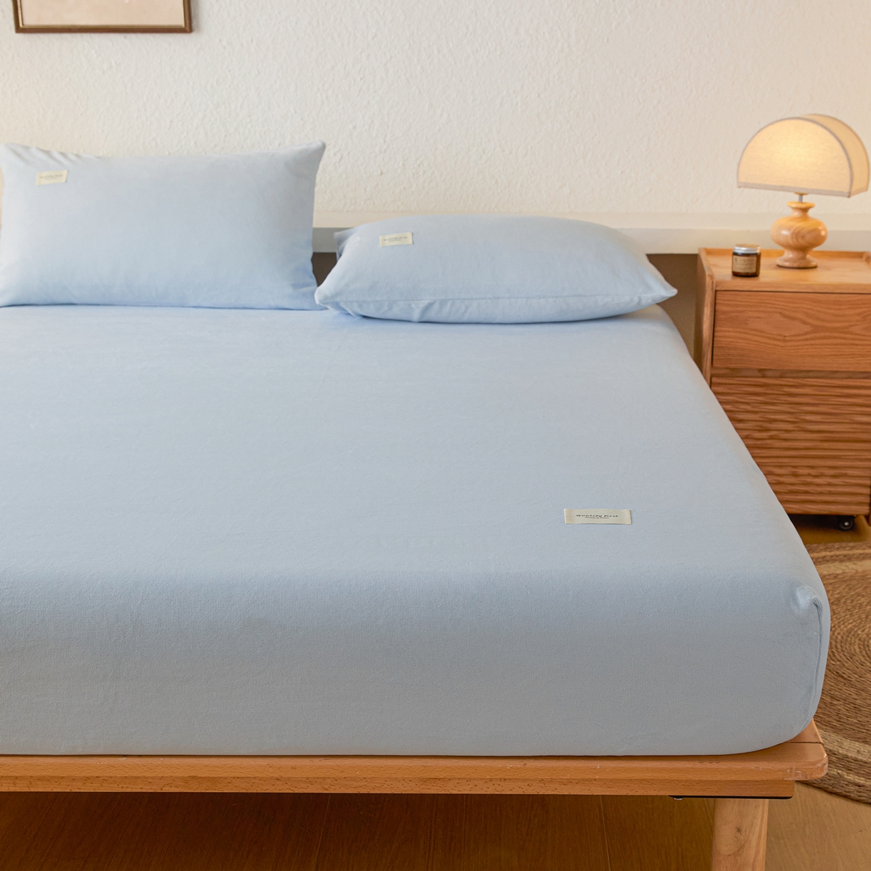 91家纺网 家纺一手货源 找家纺 梵克保罗 2025新款牛奶绒单床笠系列 淡蓝