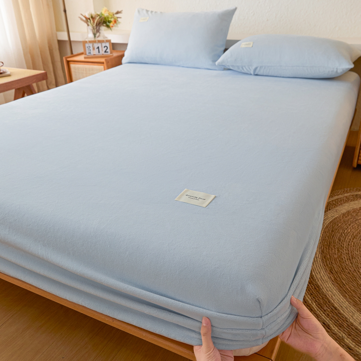 91家纺网 家纺一手货源 找家纺 梵克保罗 2025新款牛奶绒单床笠系列 淡蓝