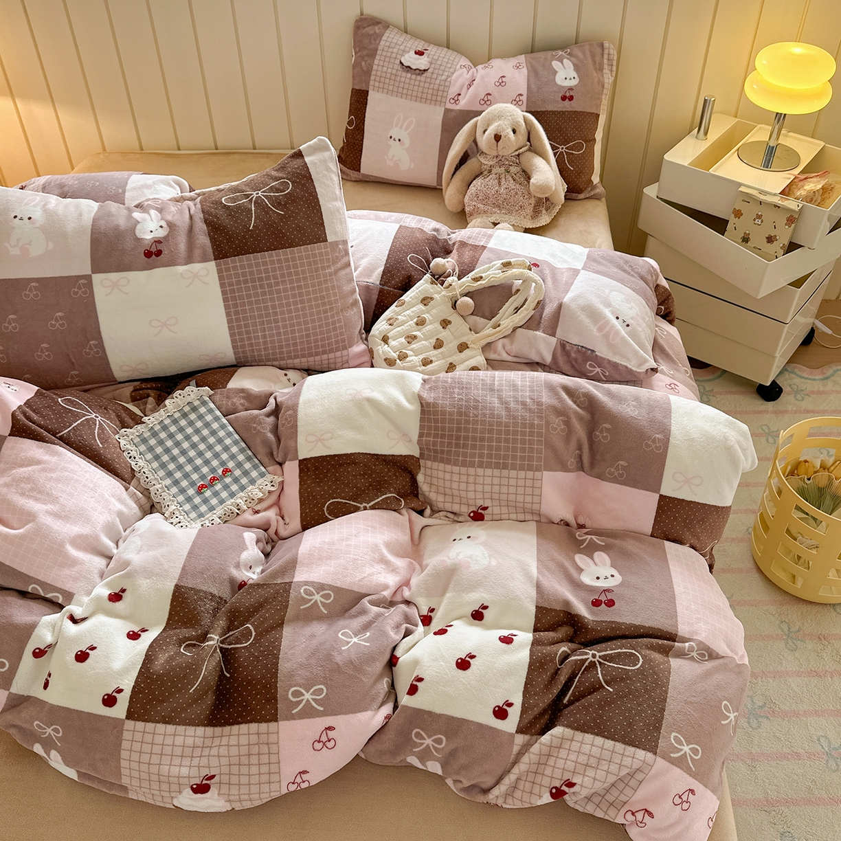 91家纺网 家纺一手货源 找家纺 丽美人家纺 （全尺寸不缺货）2025新款双面高克重牛奶绒被套单件被罩 拼布蝴蝶兔