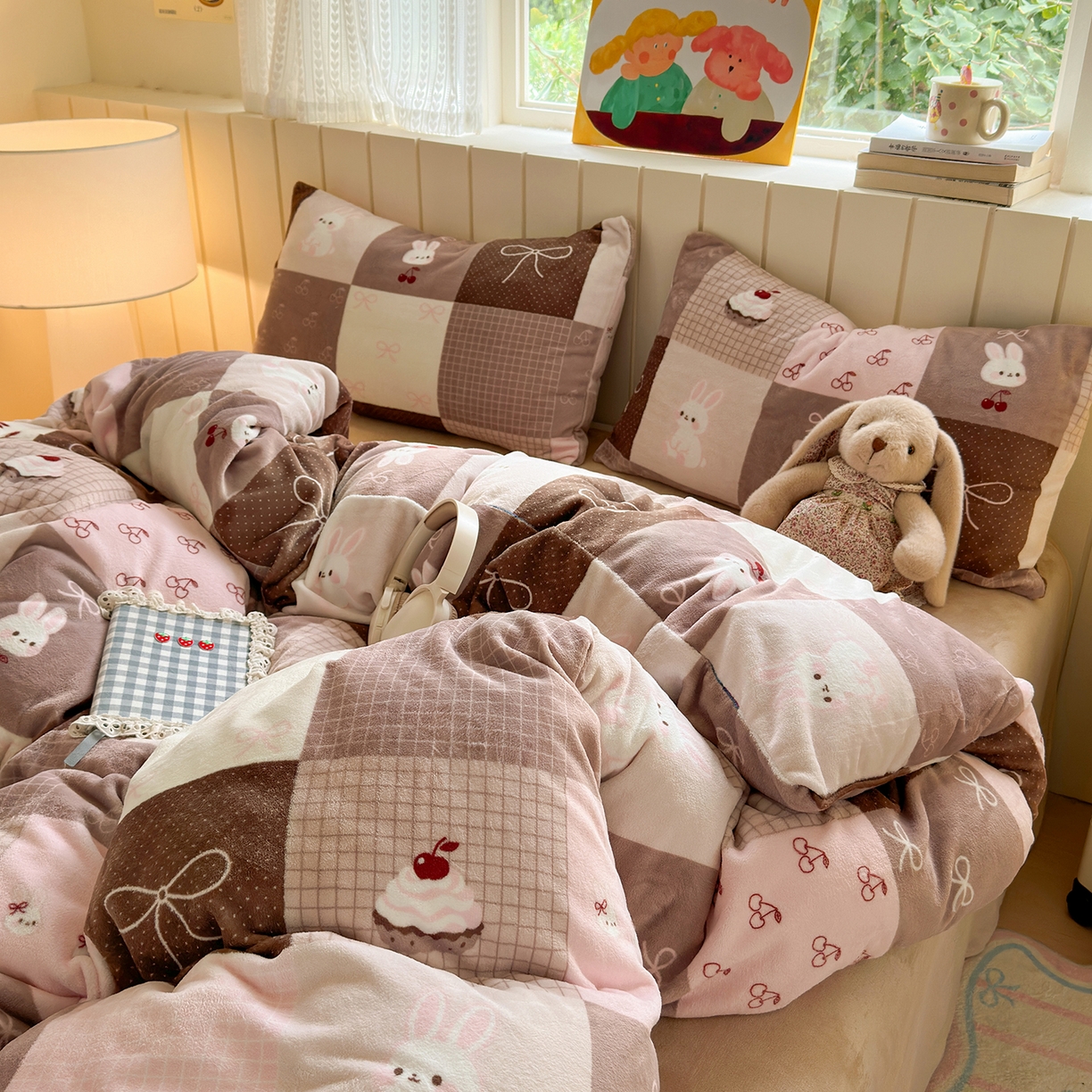 91家纺网 家纺一手货源 找家纺 丽美人家纺 （全尺寸不缺货）2025新款双面高克重牛奶绒被套单件被罩 拼布蝴蝶兔