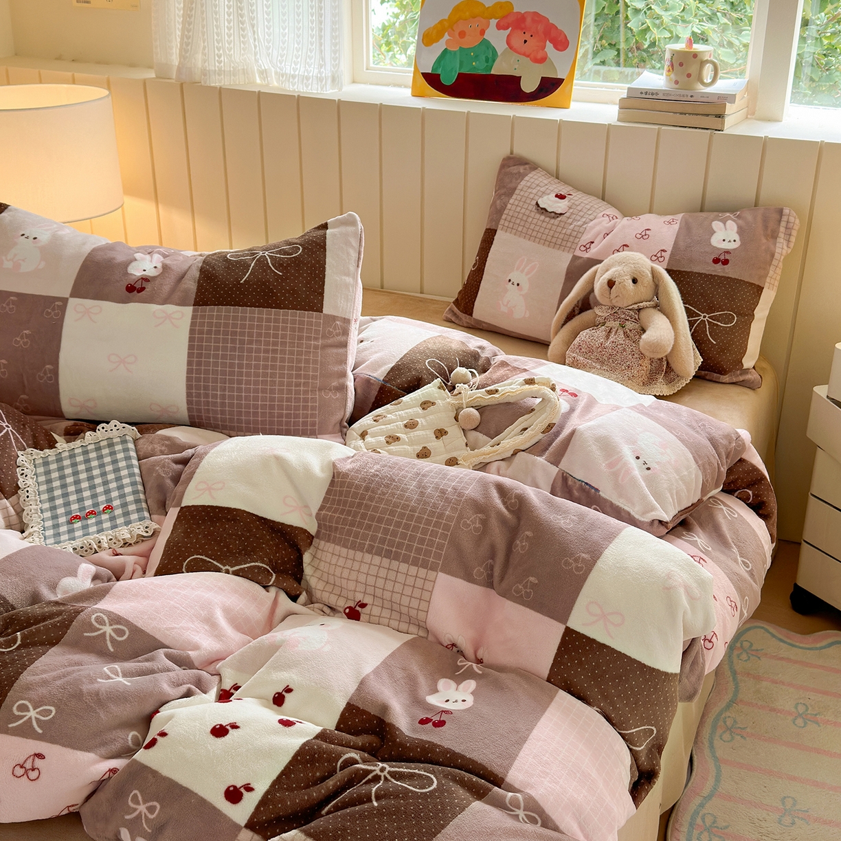 91家纺网 家纺一手货源 找家纺 丽美人家纺 （全尺寸不缺货）2025新款双面高克重牛奶绒被套单件被罩 拼布蝴蝶兔