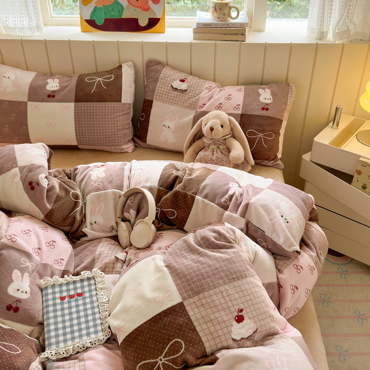 91家纺网 家纺一手货源 找家纺 丽美人家纺 （全尺寸不缺货）2025新款双面高克重牛奶绒被套单件被罩 拼布蝴蝶兔