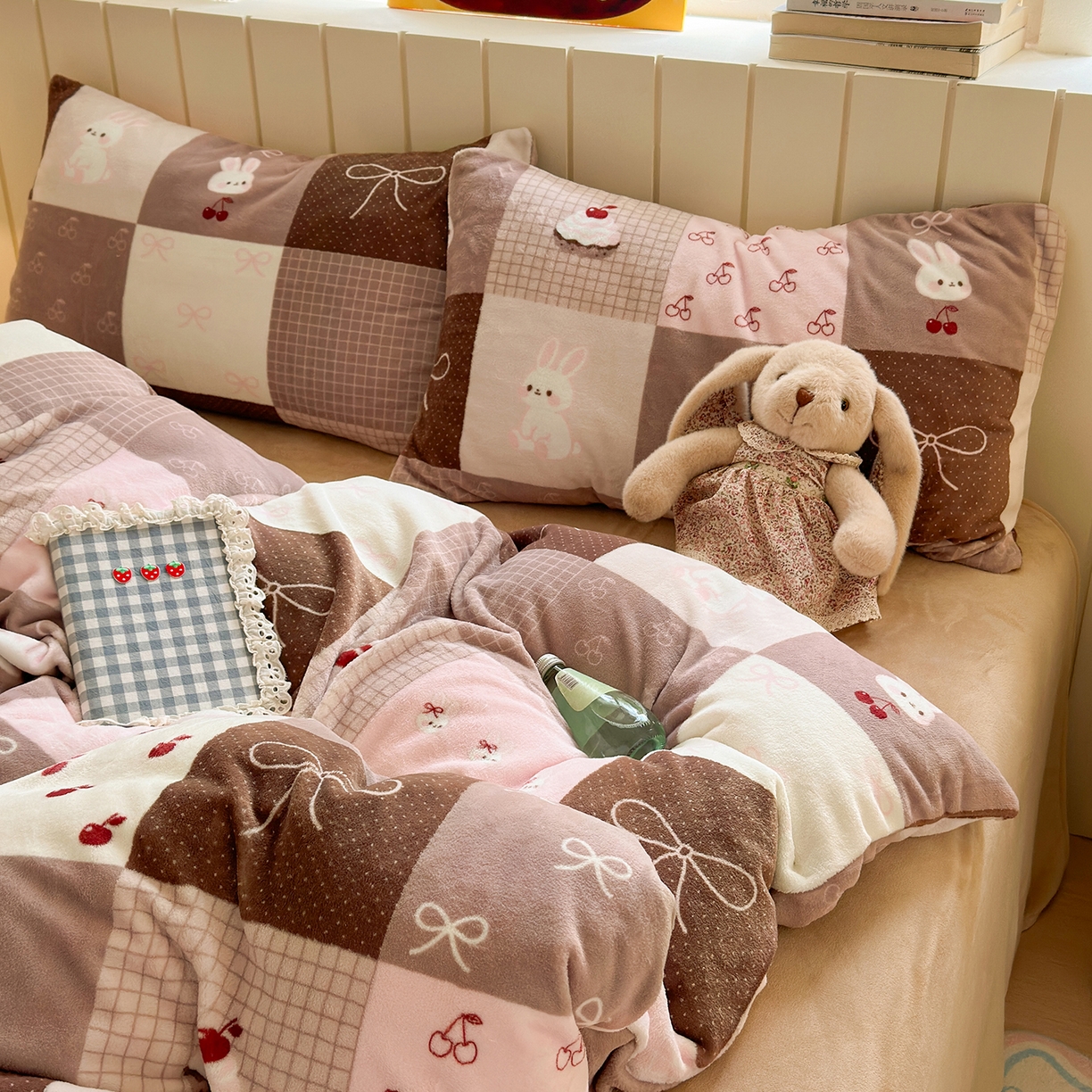 91家纺网 家纺一手货源 找家纺 丽美人家纺 （全尺寸不缺货）2025新款双面高克重牛奶绒被套单件被罩 拼布蝴蝶兔