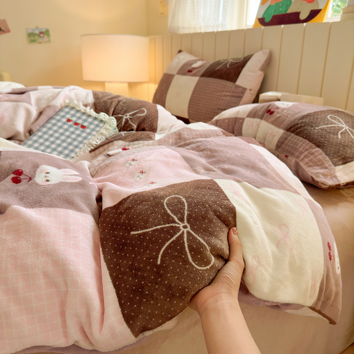 91家纺网 家纺一手货源 找家纺 丽美人家纺 （全尺寸不缺货）2025新款双面高克重牛奶绒被套单件被罩 拼布蝴蝶兔