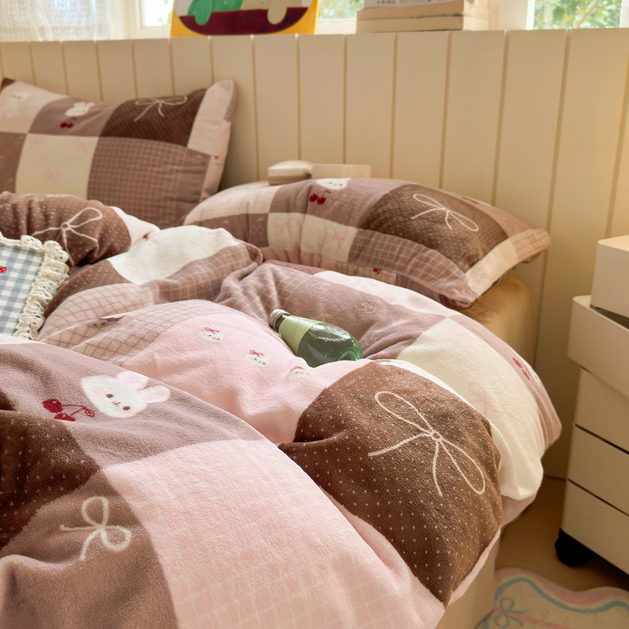 91家纺网 家纺一手货源 找家纺 丽美人家纺 （全尺寸不缺货）2025新款双面高克重牛奶绒被套单件被罩 拼布蝴蝶兔