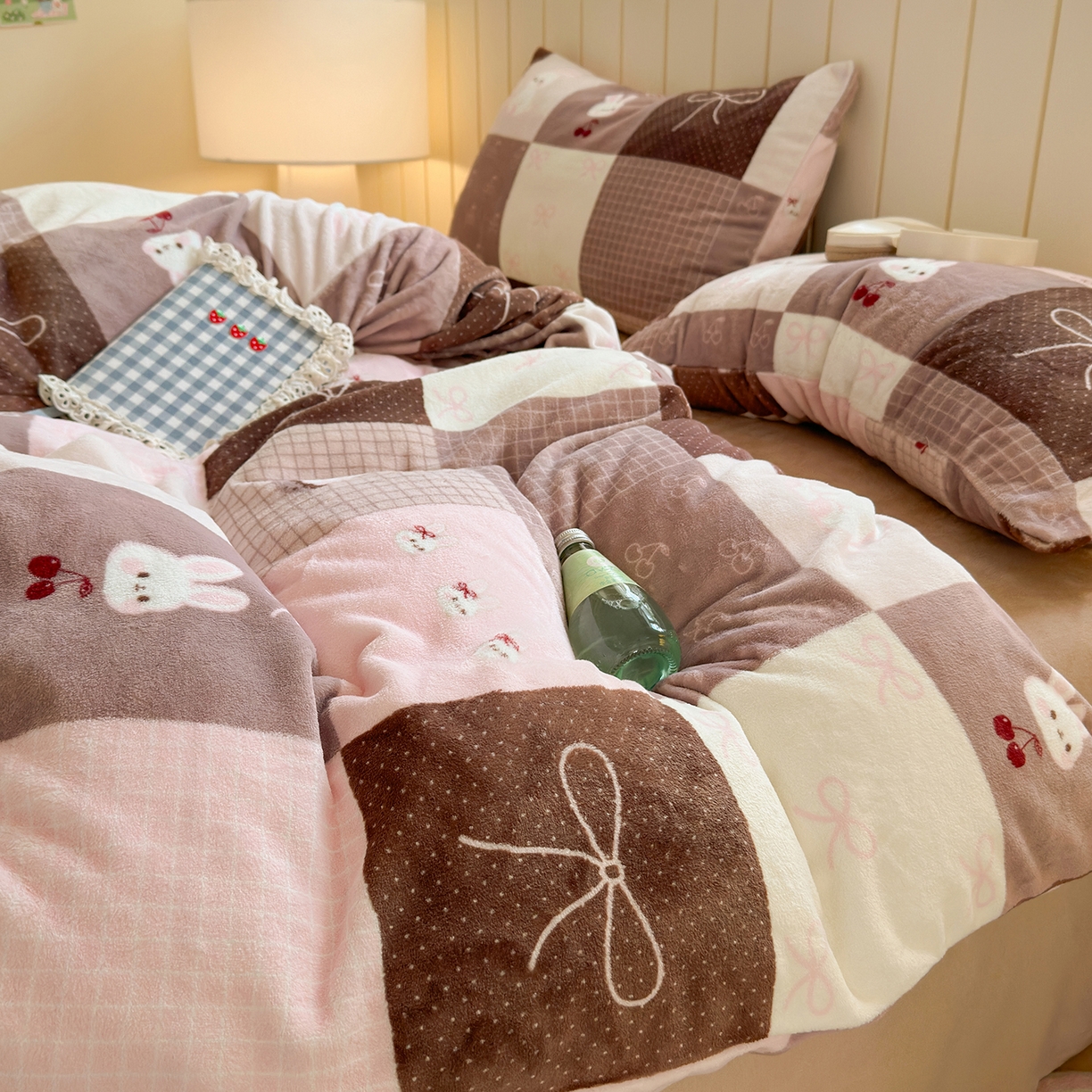 91家纺网 家纺一手货源 找家纺 丽美人家纺 （全尺寸不缺货）2025新款双面高克重牛奶绒被套单件被罩 拼布蝴蝶兔