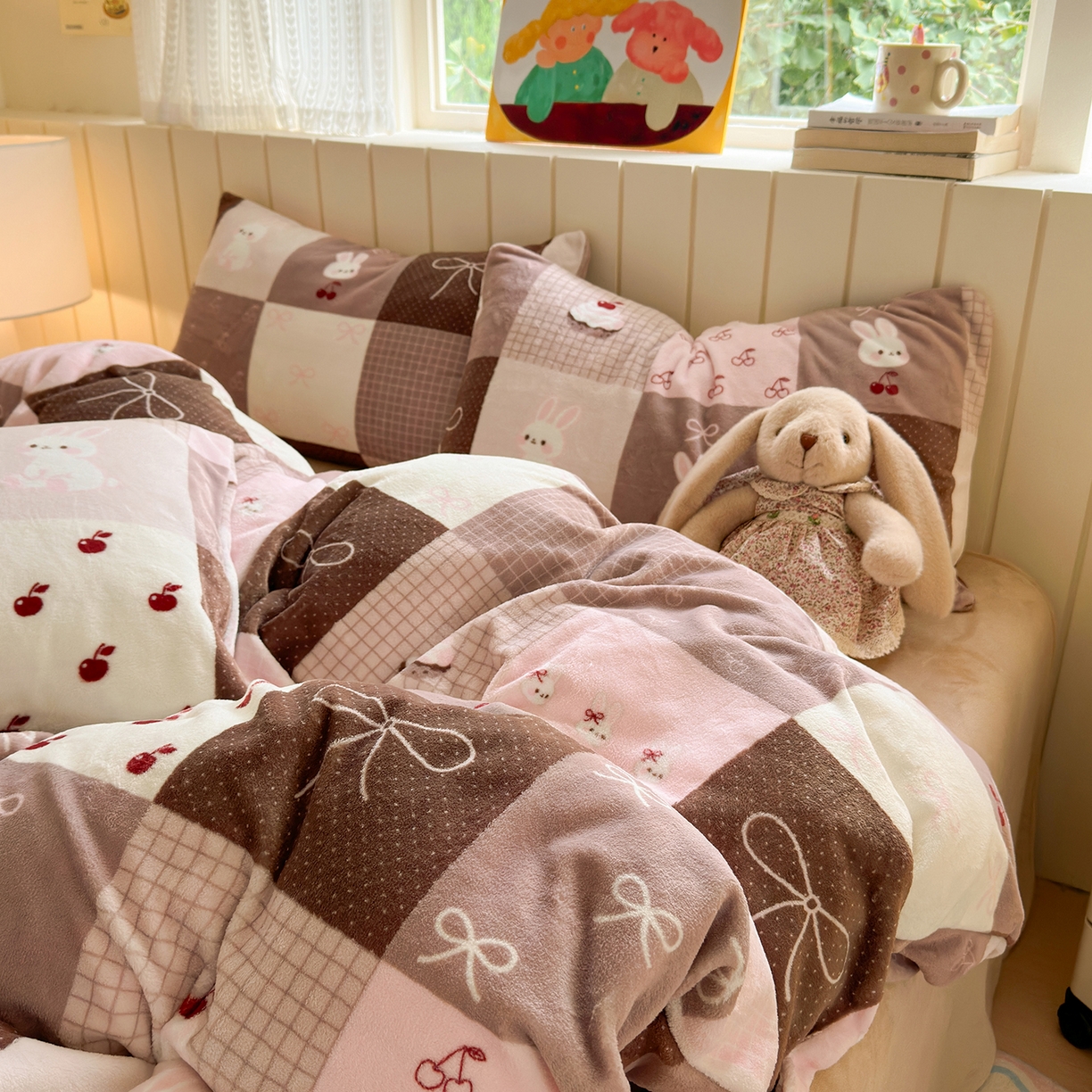 91家纺网 家纺一手货源 找家纺 丽美人家纺 （全尺寸不缺货）2025新款双面高克重牛奶绒被套单件被罩 拼布蝴蝶兔