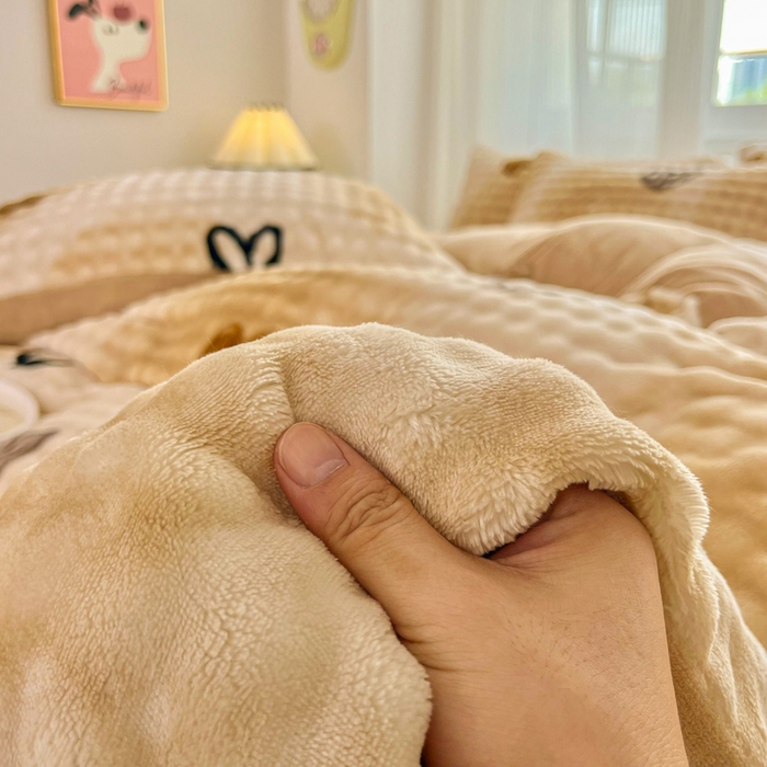 91家纺网 家纺一手货源 找家纺 润肤居 2025新款保暖舒适亲肤牛奶绒泡泡四件套 鸡心棕