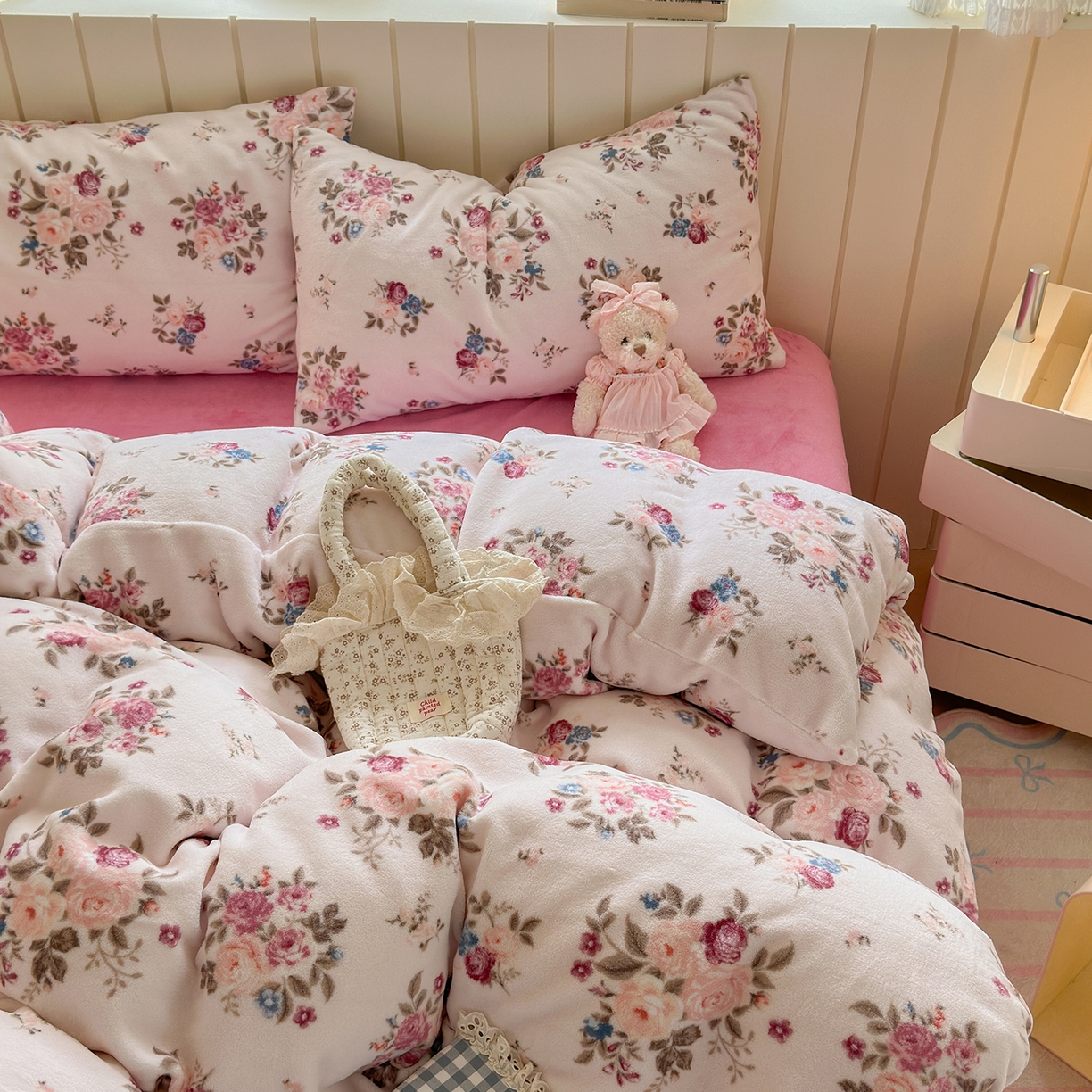 91家纺网 家纺一手货源 找家纺 丽美人家纺 （全尺寸不缺货）2025新款双面高克重牛奶绒被套单件被罩 山茶花语-粉