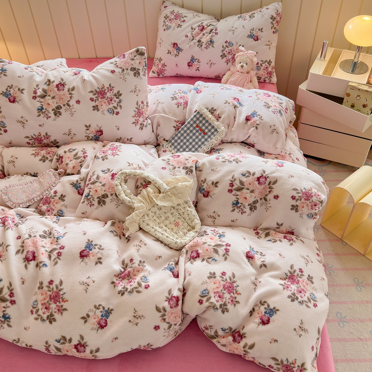 91家纺网 家纺一手货源 找家纺 丽美人家纺 （全尺寸不缺货）2025新款双面高克重牛奶绒被套单件被罩 山茶花语-粉