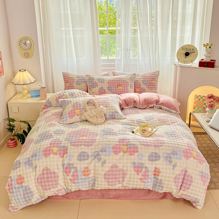 91家纺网 家纺一手货源 找家纺 润肤居 2025新款保暖舒适亲肤牛奶绒泡泡四件套 小花世界米黄底-豆沙