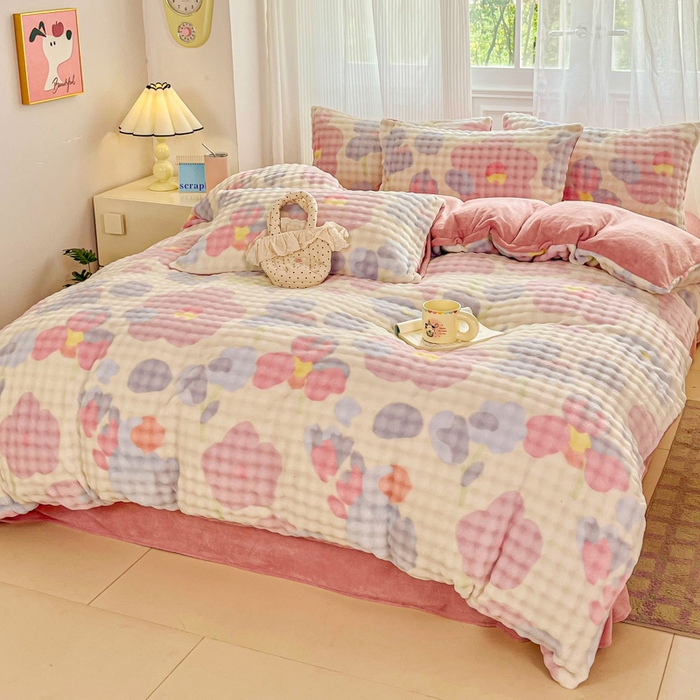 91家纺网 家纺一手货源 找家纺 润肤居 2025新款保暖舒适亲肤牛奶绒泡泡四件套 小花世界米黄底-豆沙